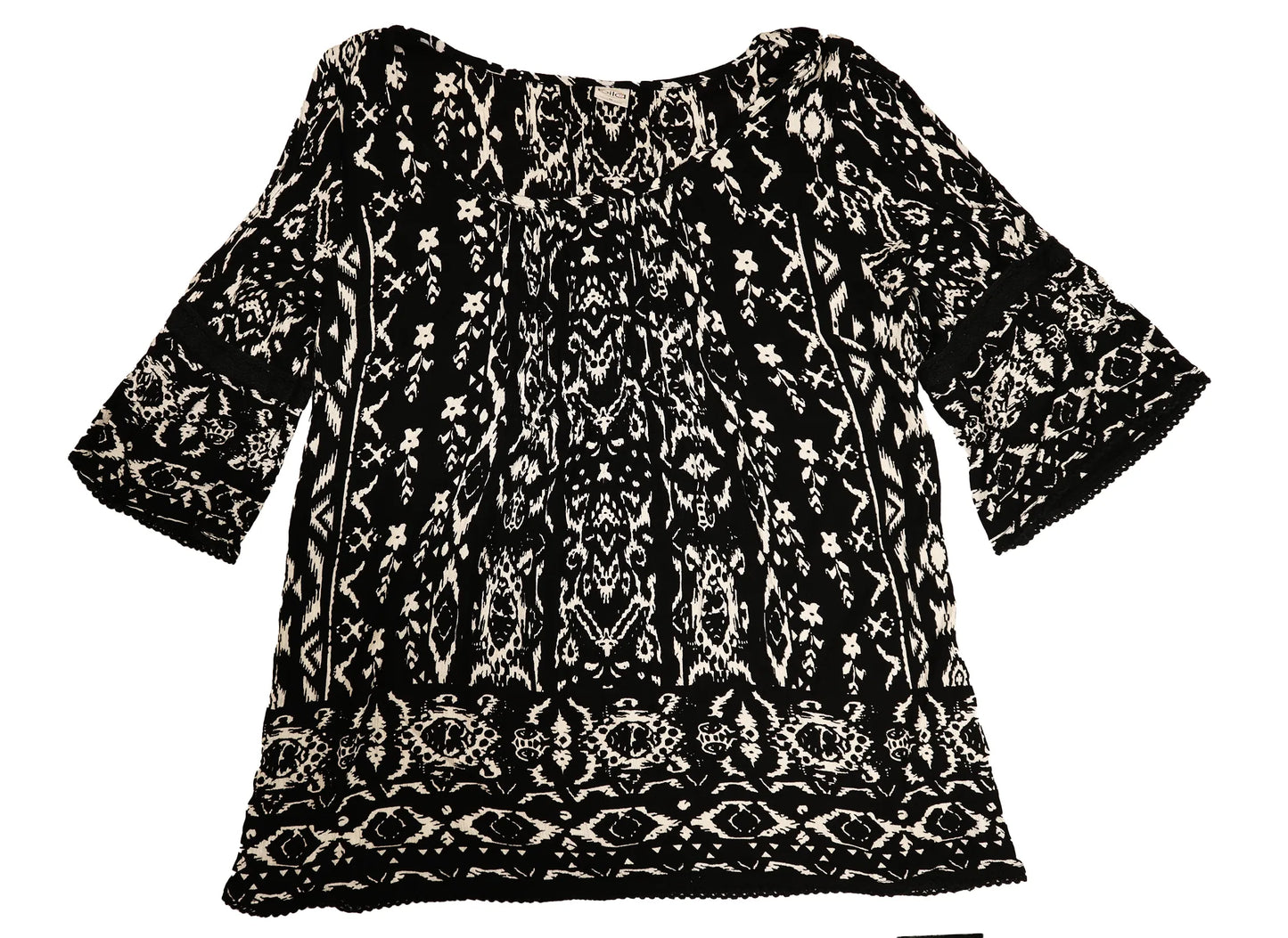 Romantic Charm: Pre-Loved Black and White Floral Blouse